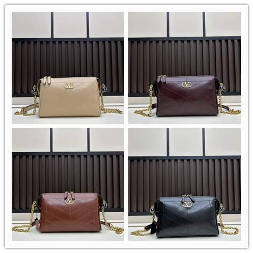 Picture of Valentino Handbags _SKUfw225797531fw